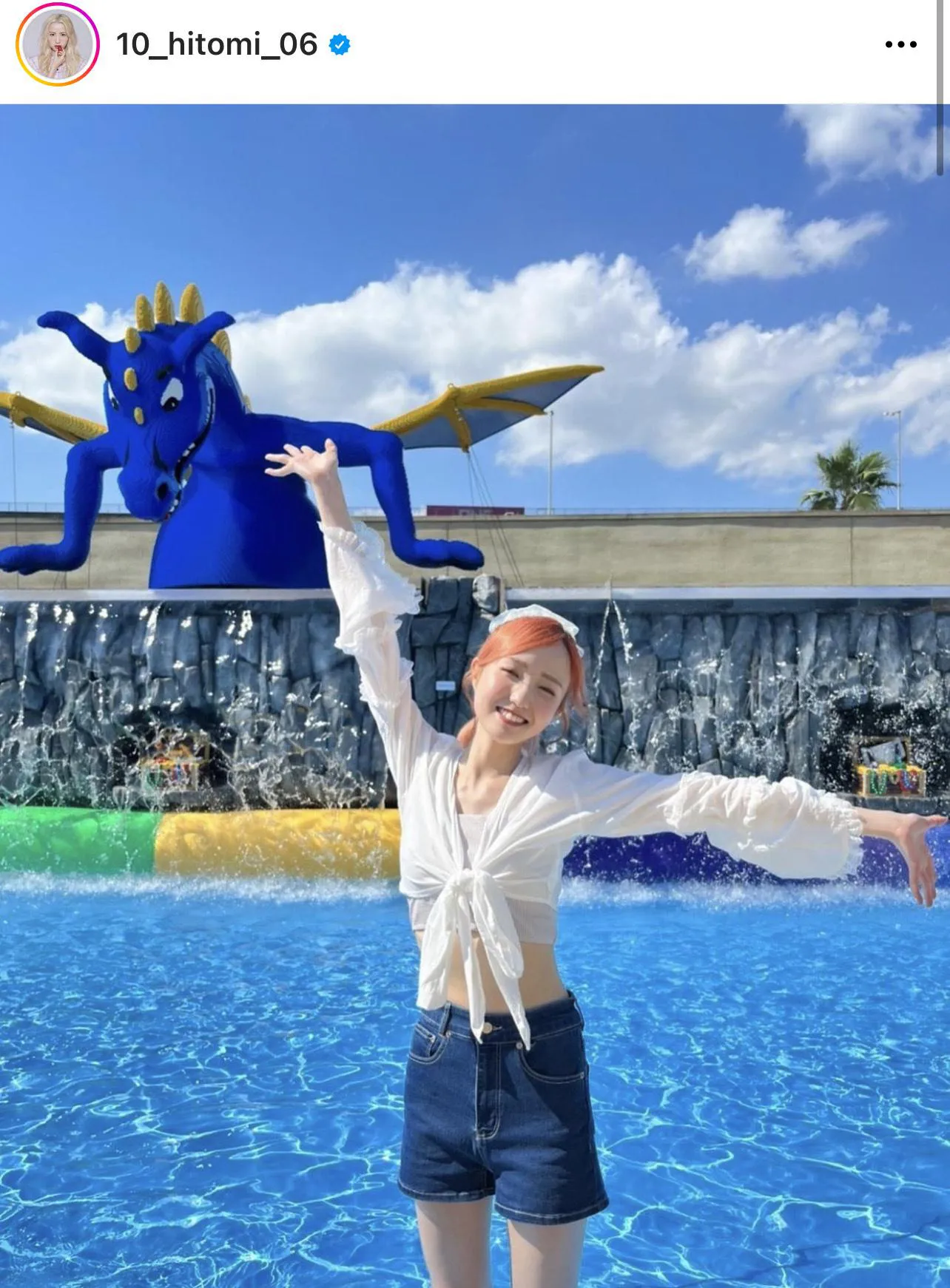 【写真】弾ける笑顔…両手を広げ夏のレゴランドを楽しむ本田仁美