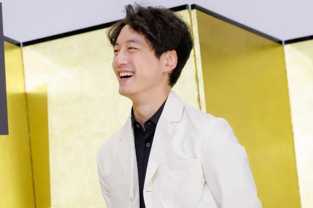 【写真】“白スーツが似合う…”爽やかな笑顔が眩しい坂口健太郎