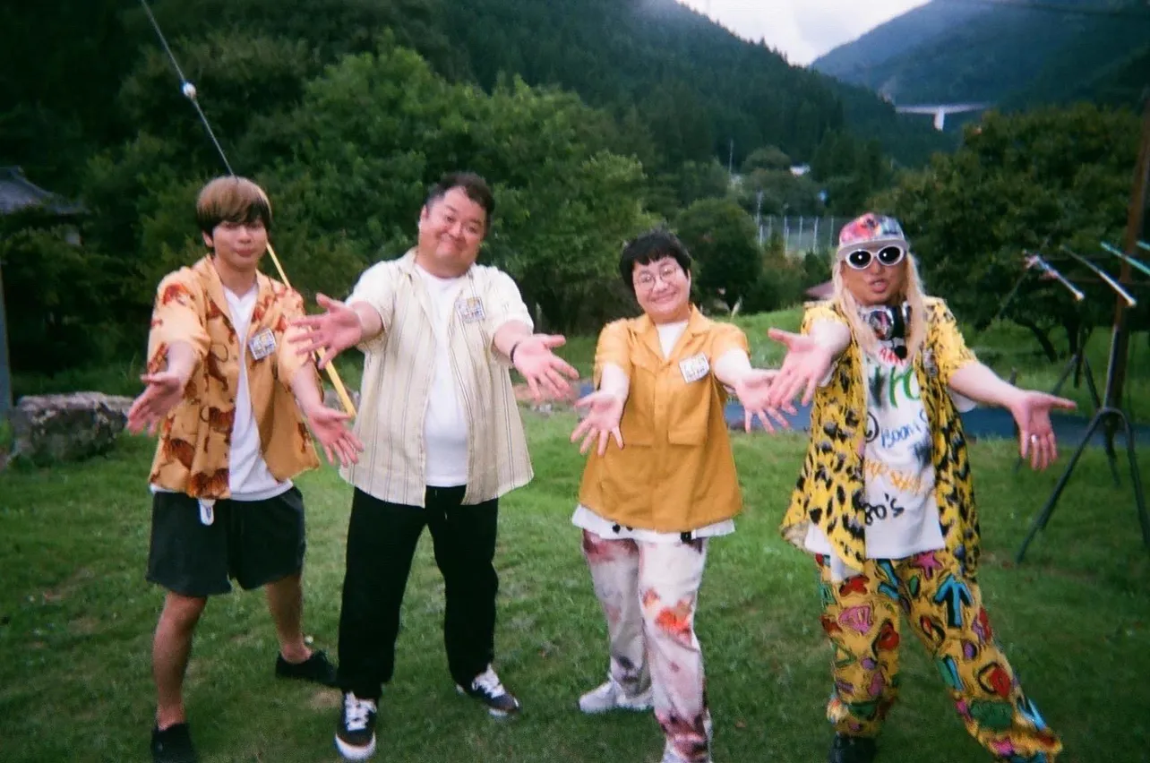 (左から)増田貴久、小杉竜一、近藤春菜、DJ KOO「ツッコミ観光協会」より（ハリセンボン）、（NEWS）、三田寛子、DJ KOO