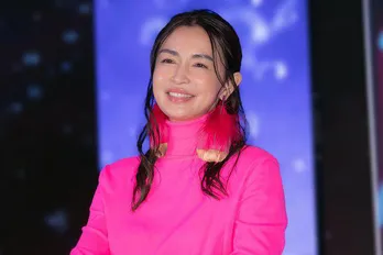 長谷川京子、優しい笑顔が美しすぎる…息子と娘が競って撮影したプライベートショットに「ナチュラルでかわいいママの顔」「どのショットも素敵ですね」の声