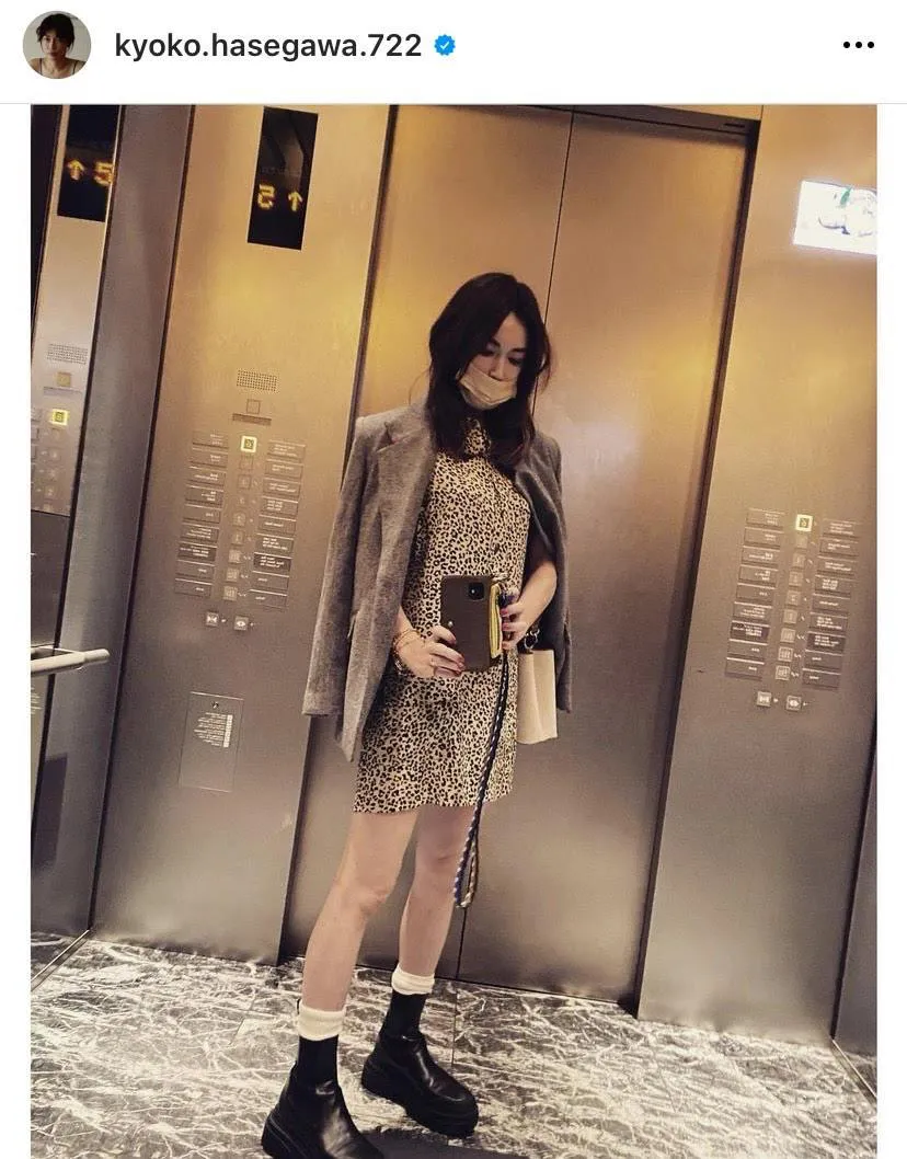 エレベーターでパチリ…レオパード柄のマイクロミニワンピース姿の長谷川京子