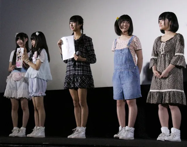 こちらは“ギンプ”“街の少女”を演じた、サジタリアス流星群(虹コン青組)の4人と予科生・みゆちゃん