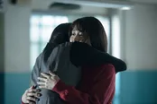 【写真を見る】みね子(有村架純)と時子(佐久間由衣)のハグが意味することとは…？