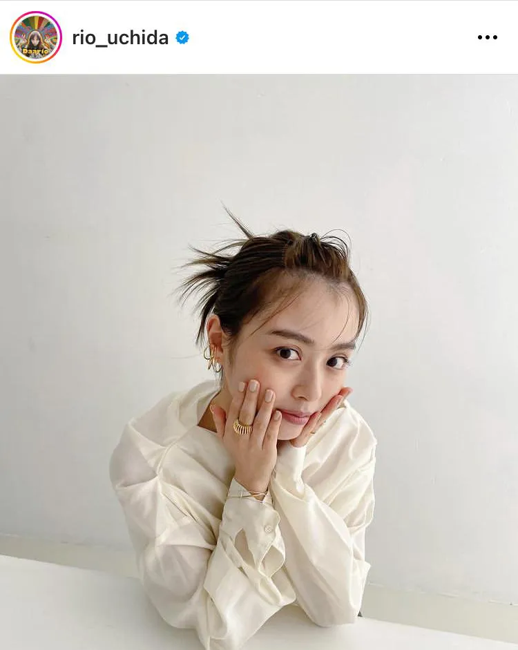 顔を「ぱんっ」と両手で挟んでこちらを見つめる、かわいすぎる内田理央