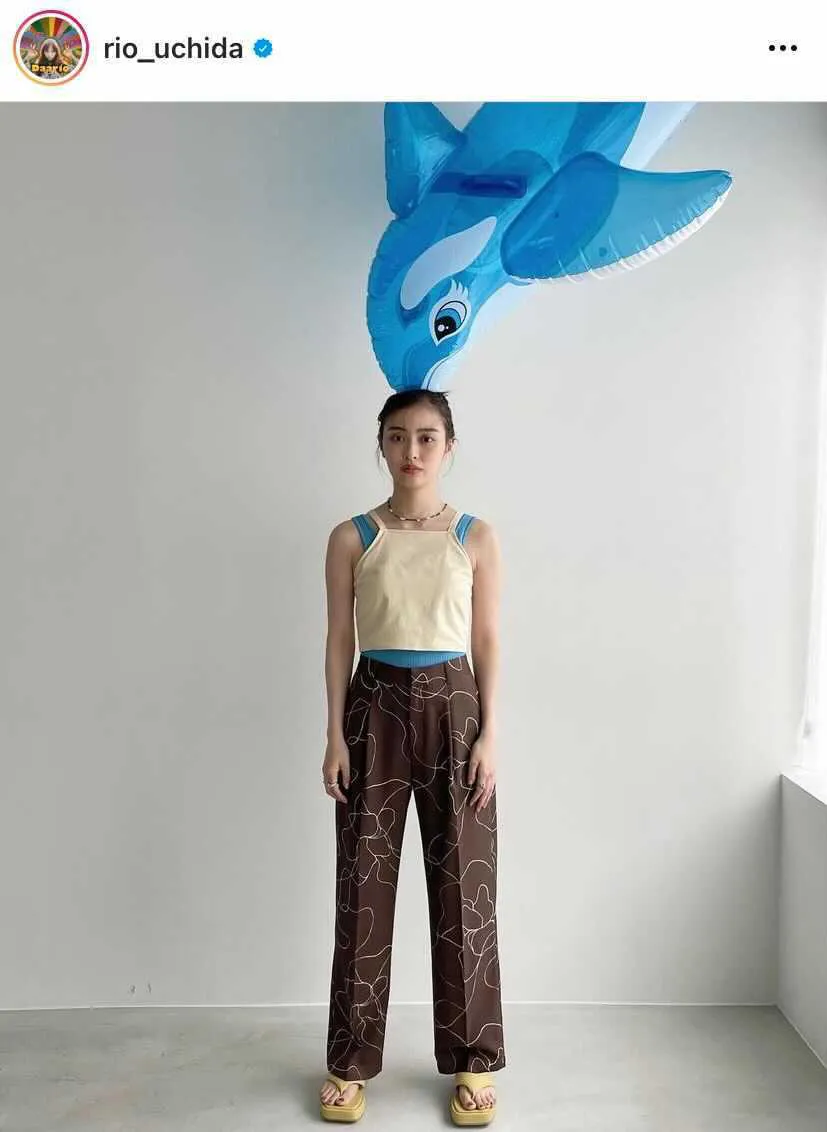 内田理央、シュールだけどたまらない…シャチを頭に乗せた全身ショット