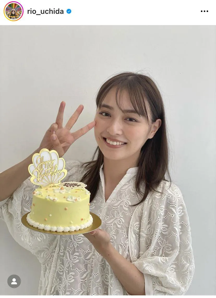 【写真】いくつになってもかわいい…バースデーケーキを片手にスリーピースする内田理央