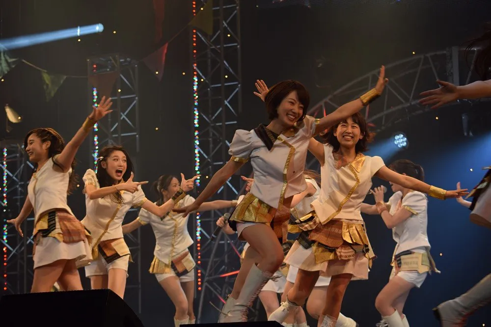 「ハレハレ☆パレード」でステージを駆け回るメンバー
