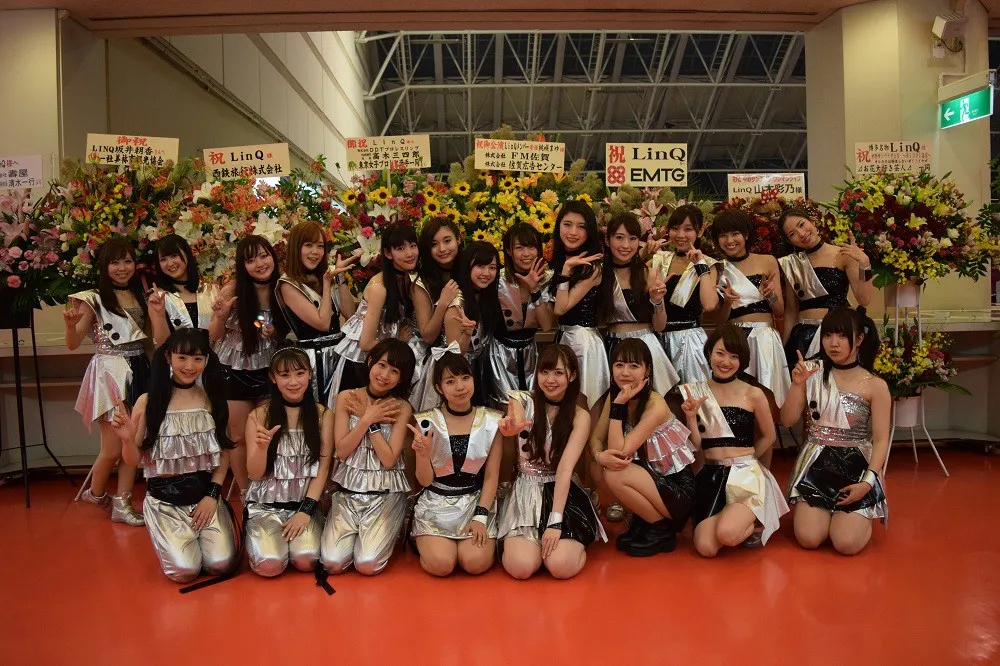 中野サンプラザ公演後、記念写真に収まるLinQメンバー21人