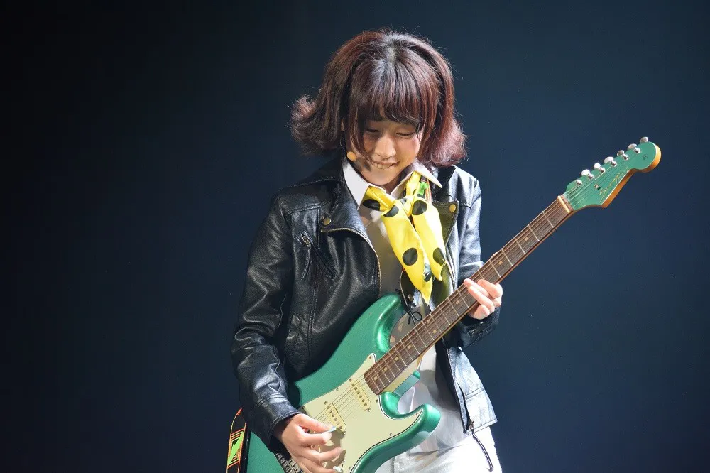 「青春グラフティ」で自身の得意なギターテクニックを披露する桜愛美