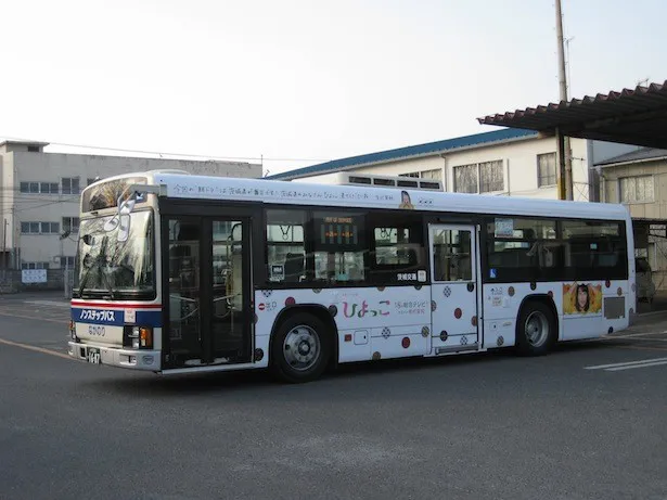 茨城・水戸を中心とした地域で走る、「ひよっこ」のビジュアルを使用したラッピングバス