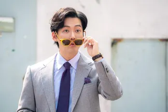 “演技の神”ナムグン・ミン、“変わり者ヒーロー”役で笑いと感動を届ける<わずか1000ウォンの弁護士>