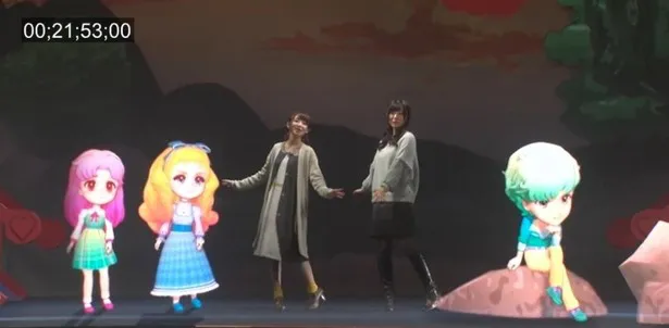 【写真を見る】VR舞台に実際に立つ阿澄佳奈と大久保瑠美