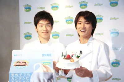 初めて作ったケーキに大満足！　ジャルジャルの後藤淳平(左)と福徳秀介(右)