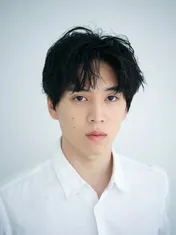 坂東龍汰、大自然の中でピース むき出しの腕筋に「筋肉優勝!」「ビジュ爆発してる!」ファン悶絶