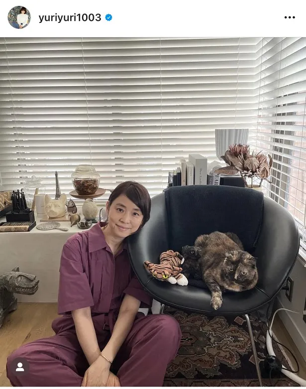 画像・写真 石田ゆり子、53歳の誕生日をテーブルの下にちょこんと座る