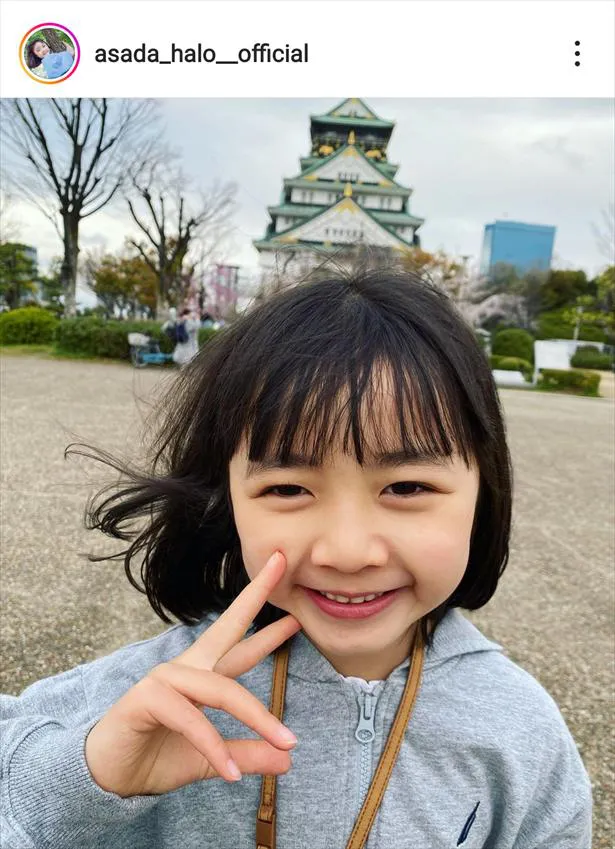 【写真】お肌つやつやの浅田芭路ちゃん。大阪城をバックにピース！