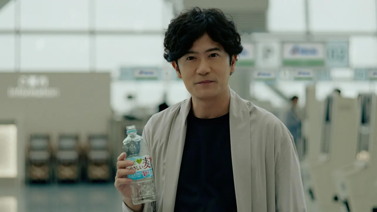 空港の入り口で飲んだ後、ペットボトルの分別作業を行う稲垣吾郎