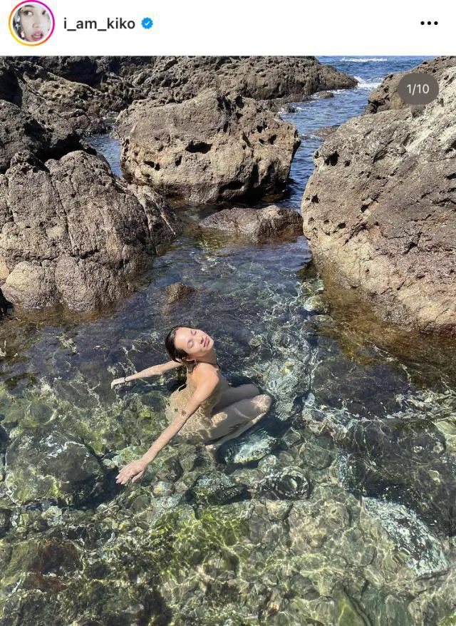 【写真】水原希子、“全裸で海に…!?”気持ちよさそうな開放的すぎる海水浴ショット