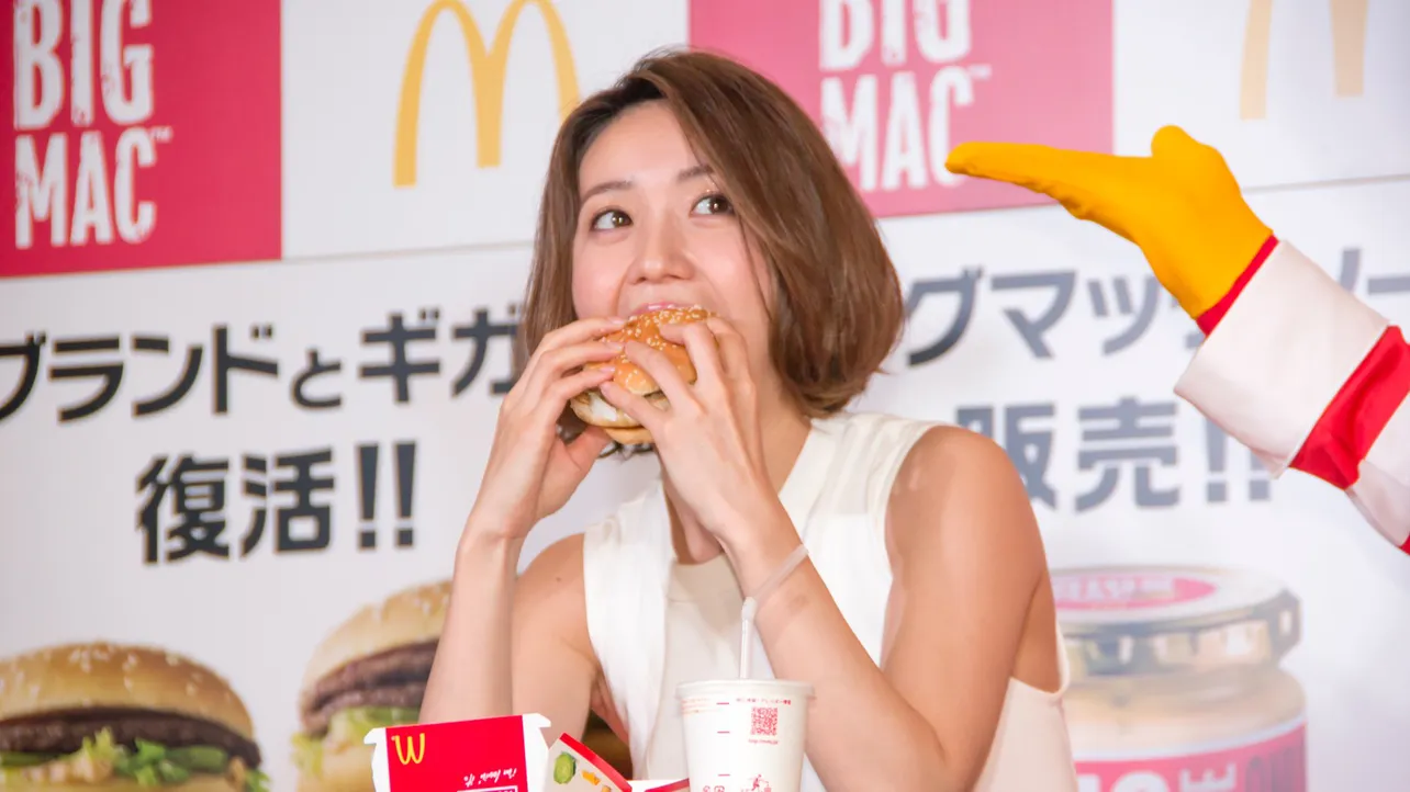 【写真を見る】ビッグマックにかぶりつく大島優子