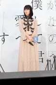 【写真】全身レース生地のワンピース姿で登壇した橋本愛 (ほか写真多数)