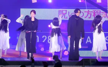 小芝風花と川村壱馬が大量の貞子とともにランウエーに登場<GirlsAward>