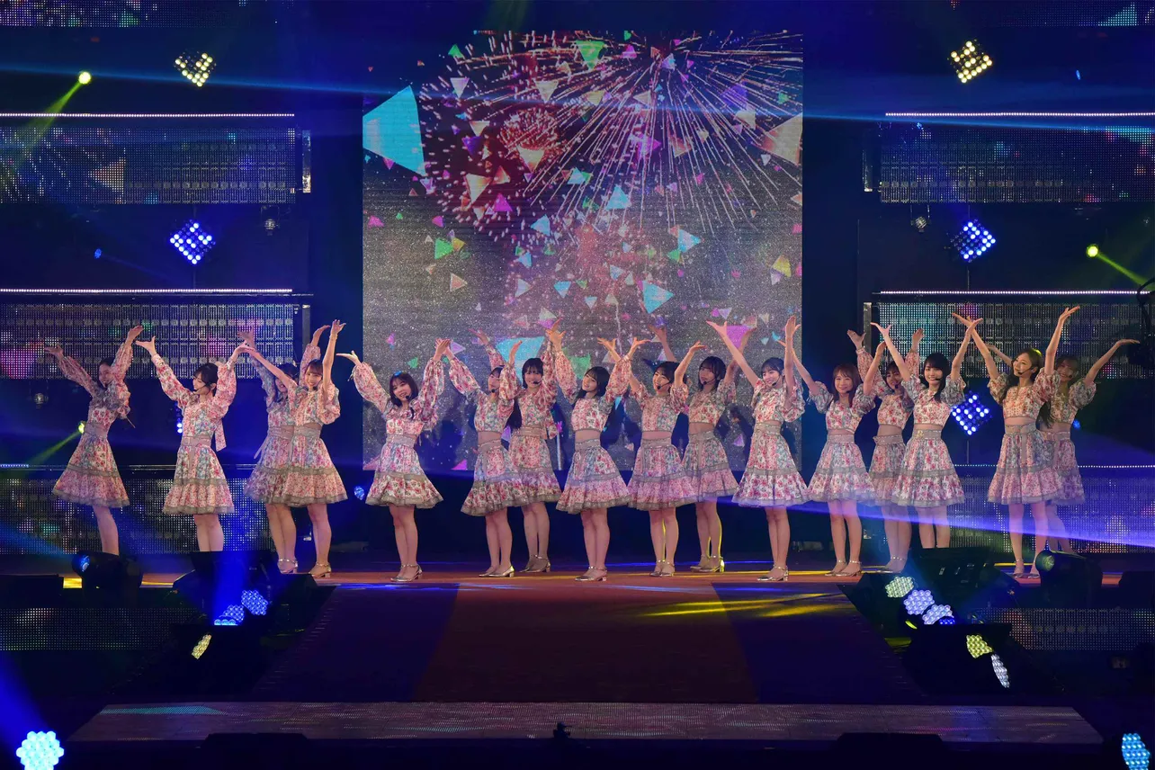 【写真】キラキラと輝くステージでパフォーマンスを披露する乃木坂46