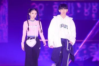 よしあき&ミチ、スポーティーな姿でランウエーに登場<GirlsAward>