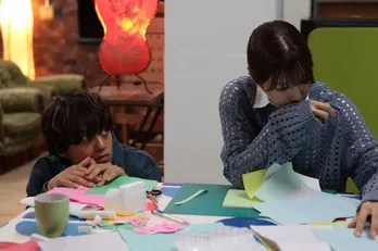 King & Prince・高橋海人、キュンとした表情で見つめる場面写真解禁<ボーイフレンド降臨!>