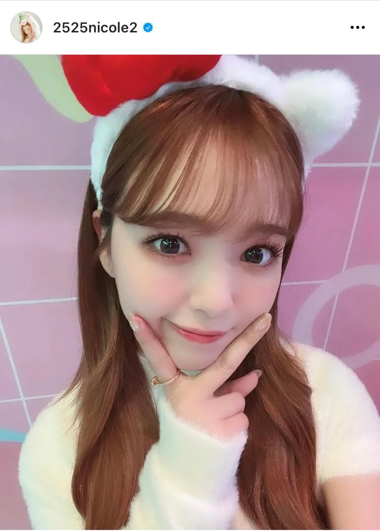 もふもふのニットにキティ耳でニコキティ！ピースサインの藤田二コル