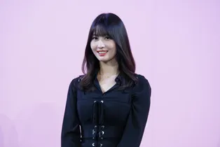 画像 Twice モモ 愛犬を両腕に抱えにっこり 愛あふれるプライベートショットにファンから 犬になりたい ドビー食べようとしないで 笑 の声 1 58 Webザテレビジョン