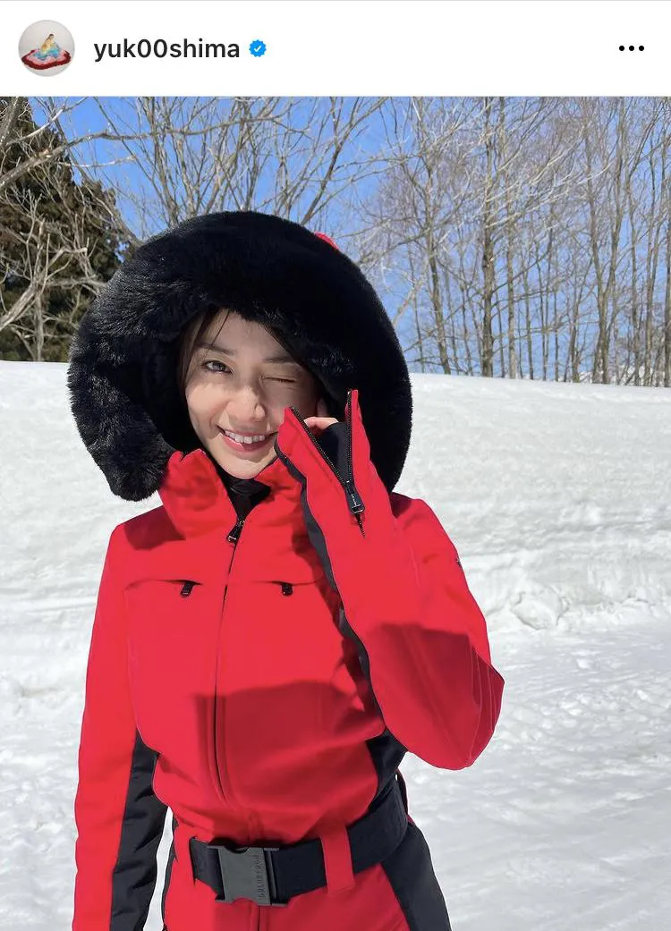 まっ白な雪の中に真っ赤なゲレンデウェア…キュートな笑顔でピースする大島優子