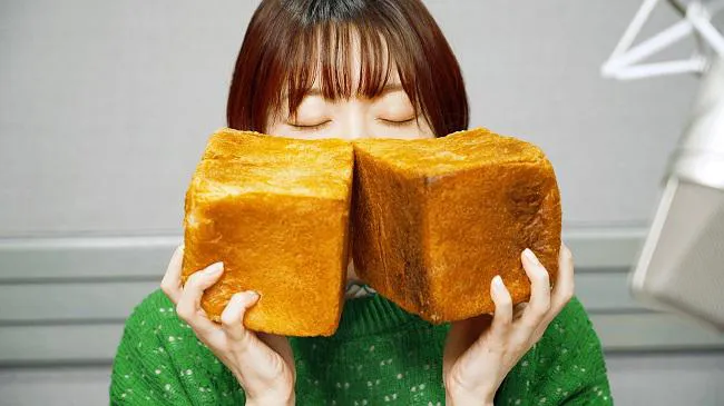 【写真】最高に幸せそう…食パンを“感じる”花澤香菜