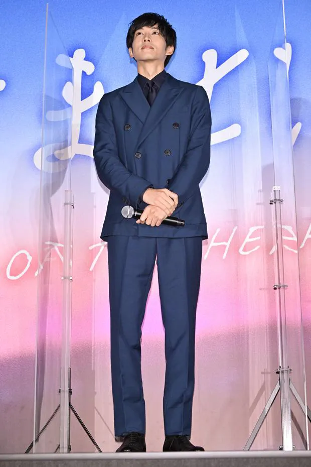 【写真】脚の長さが印象的…松坂桃李の登壇衣装ショット