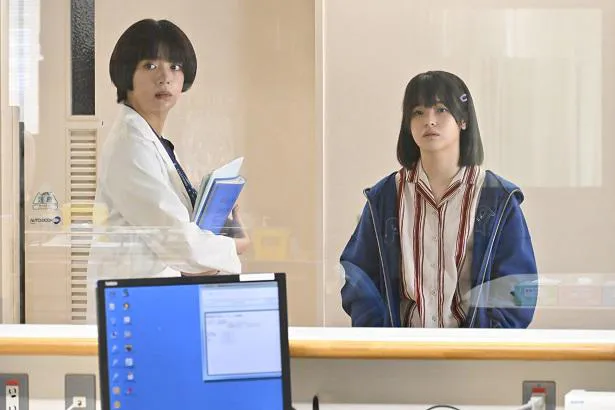 【写真】諏訪野(玉森裕太)の同期・みどり(池田エライザ)も患者の少女を気にかける