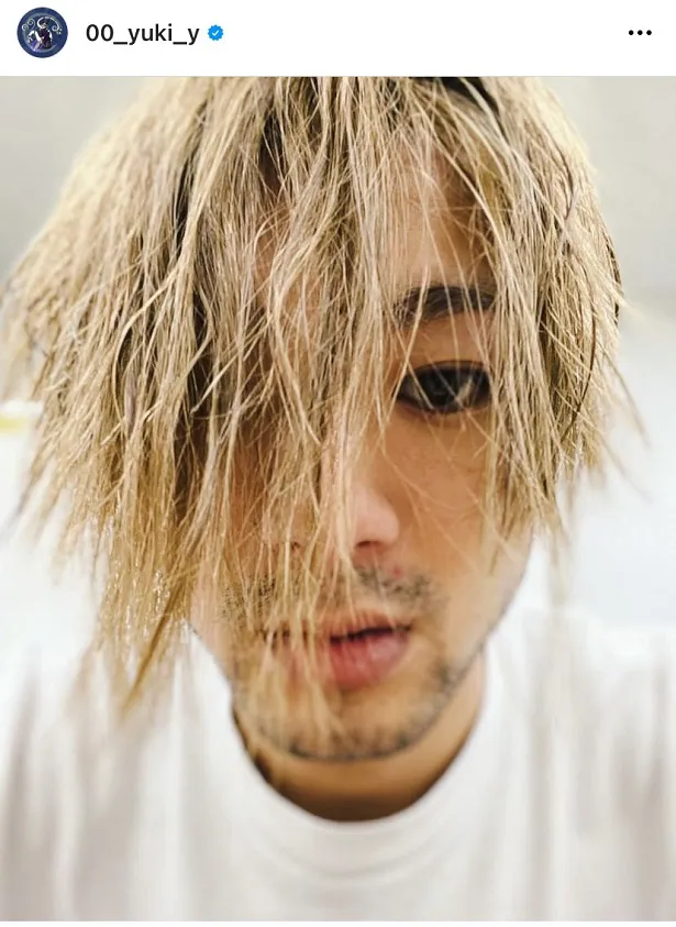 【写真】山田裕貴、ぼさぼさの金髪が頬にかかりワイルドなドアップショット
