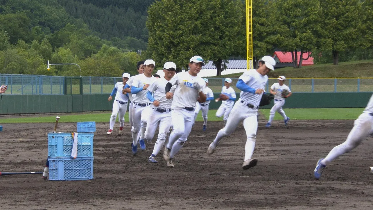 【写真】全力でベースランニングをする東京大学硬式野球部