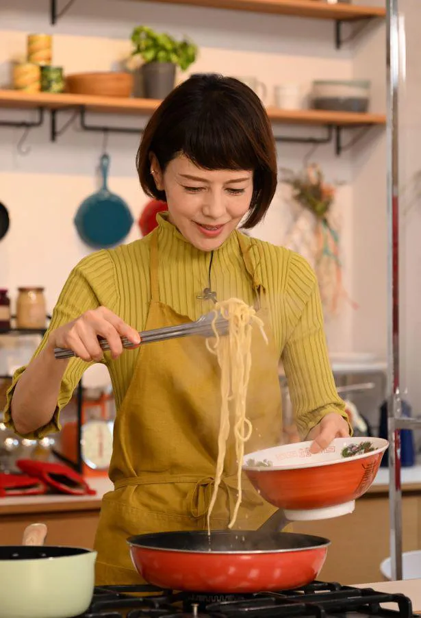 【写真】貴重…！エプロン姿で料理の腕前を披露する沢口靖子