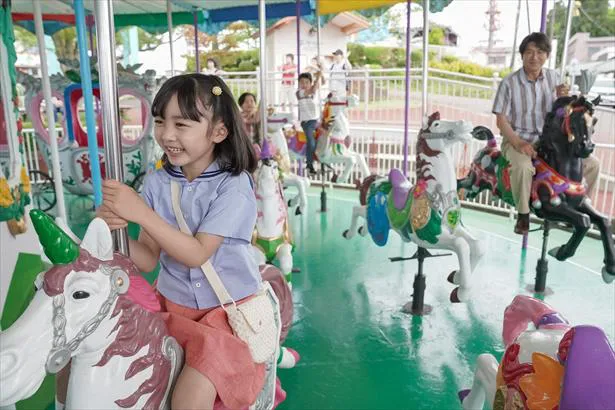 遊園地で楽しむ舞(浅田芭路)と父・浩太(高橋克典)