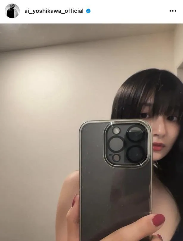 【写真】吉川愛、“黒髪ぱっつん”の鏡越し自撮りに「セクシー！」の声