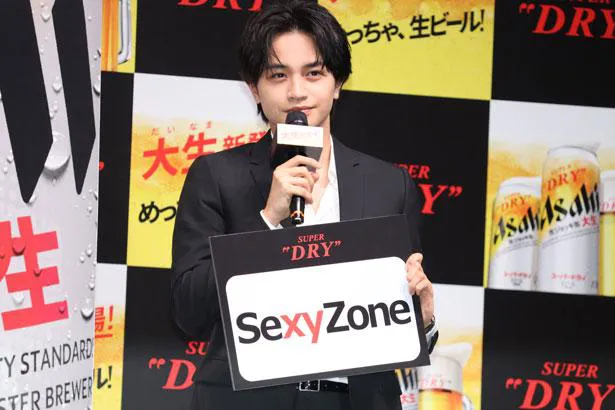 【写真】Sexy Zoneと書かれたフリップを見せる中島健人