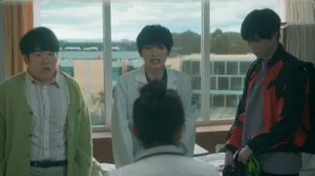 玉森裕太“諏訪野”、二人の父親候補に挟まれ困惑の表情 場面写真&メイキング映像先出し解禁<祈りのカルテ>