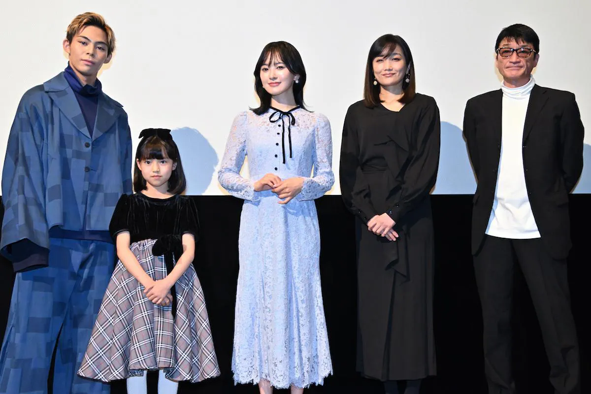 (写真左より)上村侑、つむぎ、兒玉遥、佐藤江梨子、小澤和義監督　映画『空のない世界から』舞台あいさつより