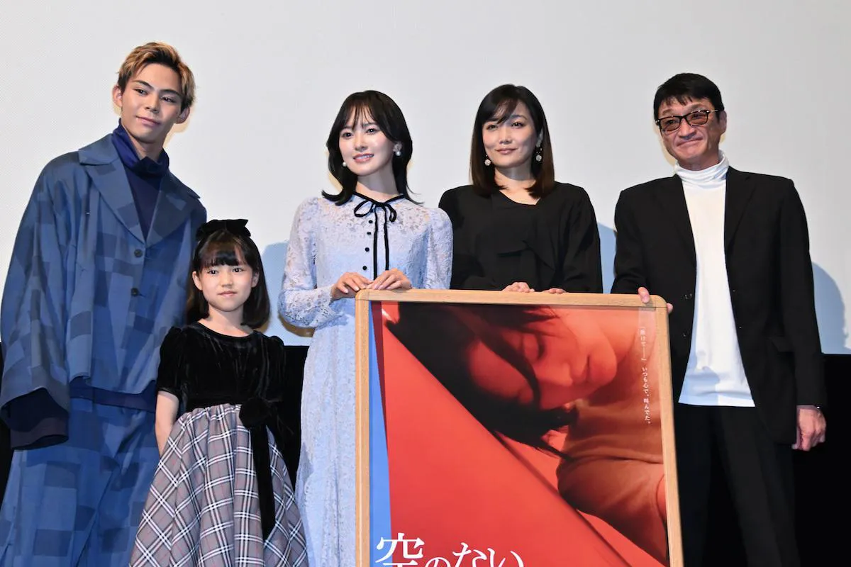 (写真左より)上村侑、つむぎ、兒玉遥、佐藤江梨子、小澤和義監督　映画『空のない世界から』舞台あいさつより