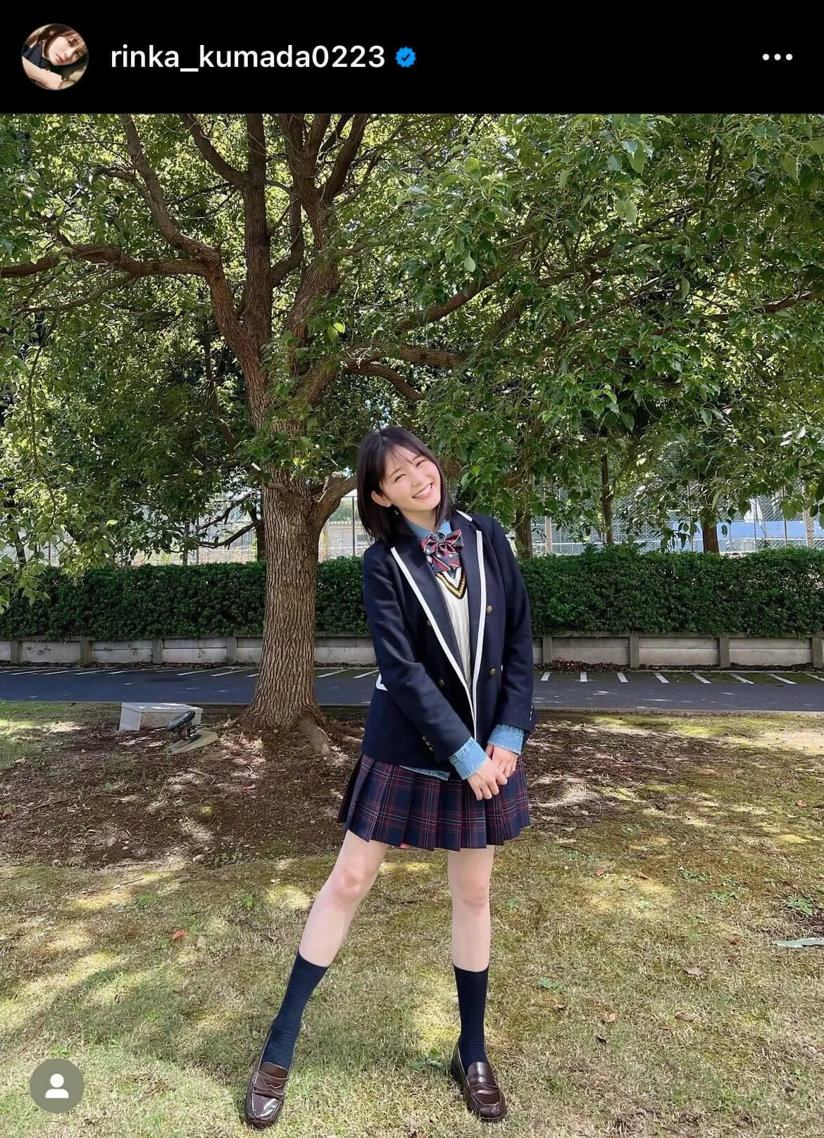 【写真】久間田琳加、スラリ美脚あらわ JK制服姿で満面の笑み
