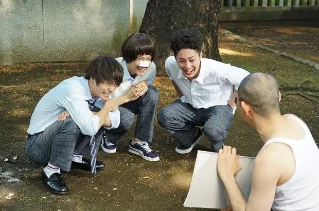 「僕たちがやりました」では窪田正孝(左)演じるトビオら高校生3人組(とOB1人)の青春逃亡劇が描かれる