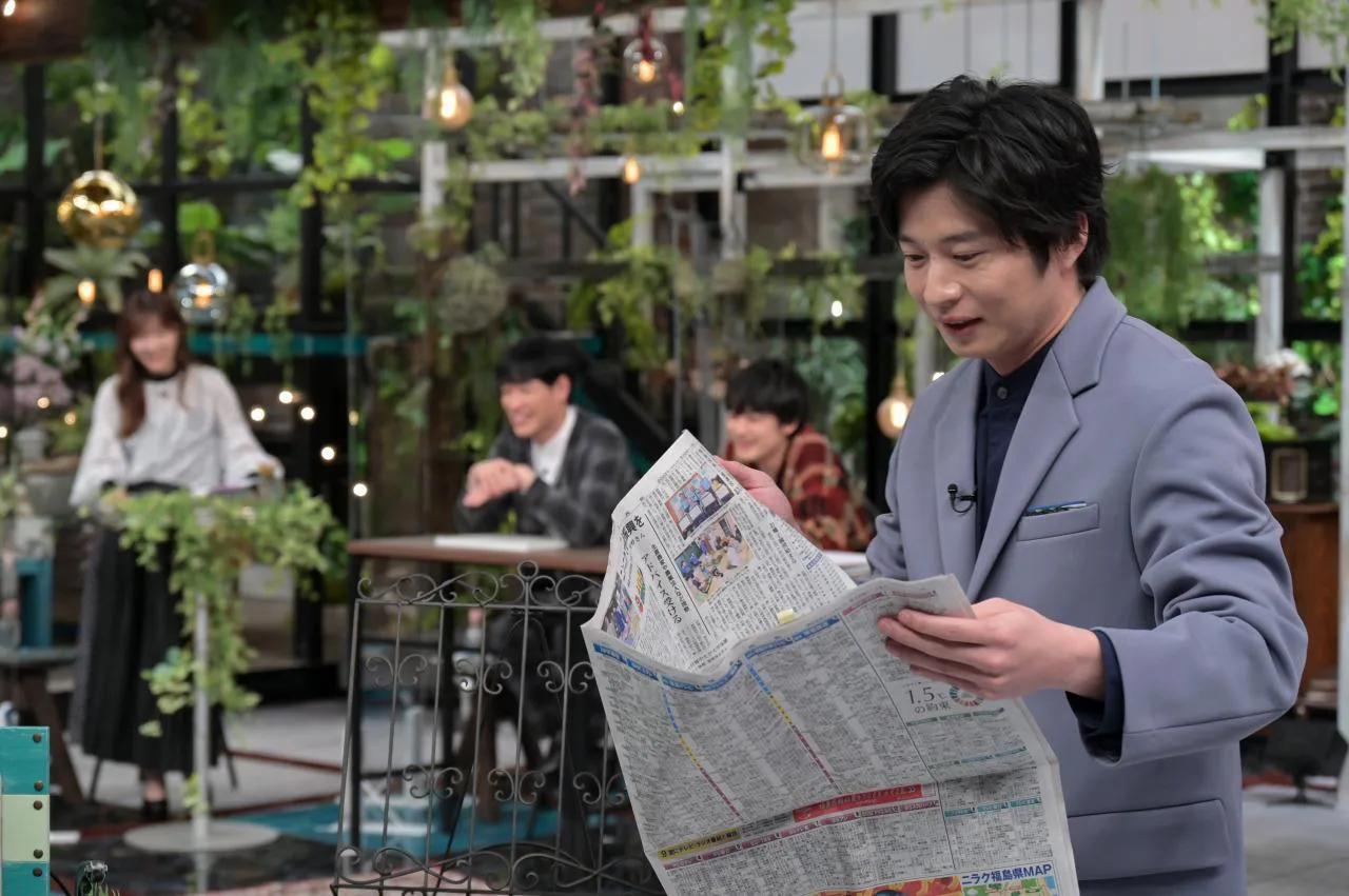 【写真】スタジオで新聞を読む姿がかわいい田中圭