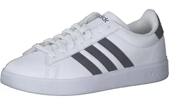 【Amazonタイムセール】アディダスの人気スニーカーが最大45%OFF。お出かけにピッタリな商品のお得なセールを開催中