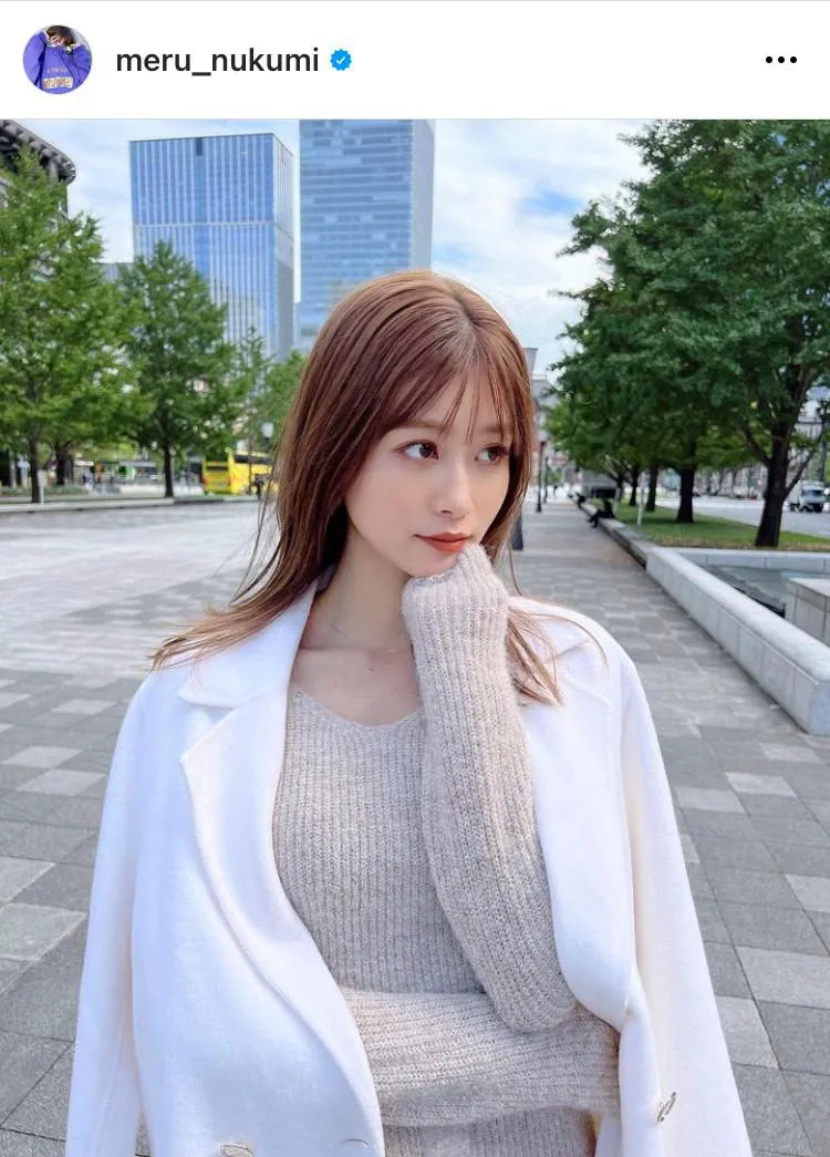 【写真】オーラだだ漏れ…巻き髪に白いコートを肩掛けした大人スタイルで東京駅に現れた生見愛瑠
