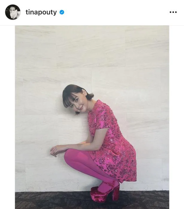 【写真】玉城ティナ、鮮やかなピンクの“ミニ丈ドレス”ショット