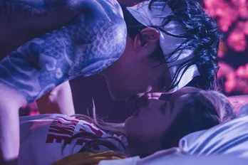 古川雄大“桜夜”、濃厚キスシーン&筋肉美で妖しい魅力放つ<恋と弾丸>